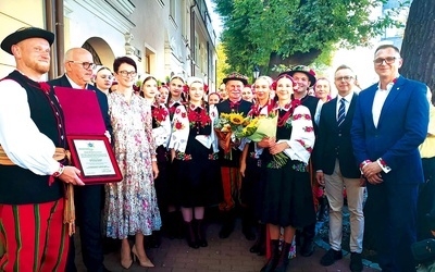 Uroczyste odsłonięcie odbyło się w obecności władz samorządowych i przyjaciół laureatów.