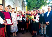 Uroczyste odsłonięcie odbyło się w obecności władz samorządowych i przyjaciół laureatów.