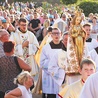 	Figura Matki Bożej Skępskiej noszona w procesji i w pielgrzymkach, jest otoczona przez wiernych szczególną czcią.