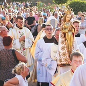 	Figura Matki Bożej Skępskiej noszona w procesji i w pielgrzymkach, jest otoczona przez wiernych szczególną czcią.