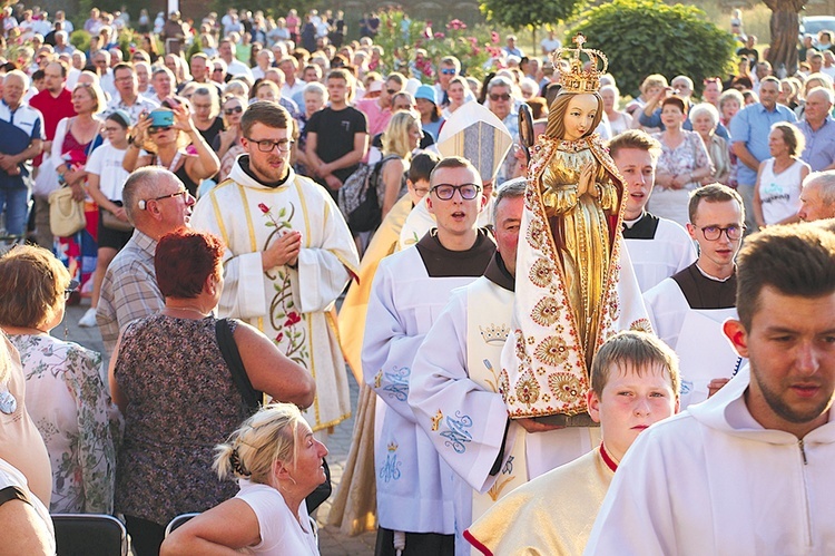 	Figura Matki Bożej Skępskiej noszona w procesji i w pielgrzymkach, jest otoczona przez wiernych szczególną czcią.