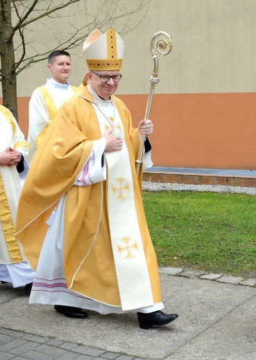 	Od 15 lat jest pasterzem Kościoła opolskiego.