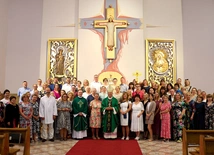 	Uczestnicy spotkania z bp. Markiem Solarczykiem i ks. Krzysztofem Bochniakiem.