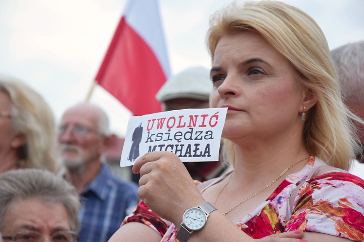 	Protestujący  zgromadzili się  na placu Jagiellońskim  w Radomiu.