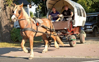 Na spotkanie część osób dociera bryczkami.