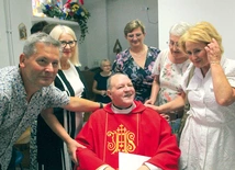 	Dziś kapłan jako pacjent hospicjum sam doświadcza wiele ciepła i życzliwości. Dbają o niego i wspierają także pracownicy szpitalni.
