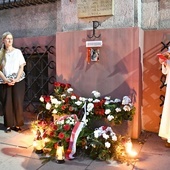 Tych, którzy zostali zabici 6 września 1944 roku  w dawnym budynku fabryki Alfa Laval, upamiętnia tablica przy ul. Smulikowskiego.