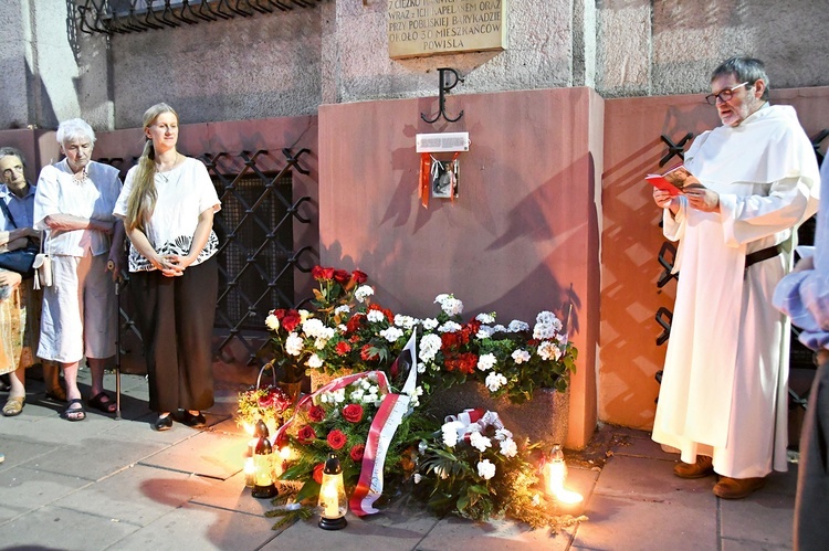 Tych, którzy zostali zabici 6 września 1944 roku  w dawnym budynku fabryki Alfa Laval, upamiętnia tablica przy ul. Smulikowskiego.