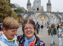 "Bóg kocha mnie, taką jaka jestem" - śpiew Angeliki chwyta za serce, bo ona jest piękna. 