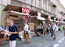 Tradycyjnie nie zabraknie stoisk wystawców i kiermaszu rozmaitości.