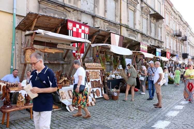 Tradycyjnie nie zabraknie stoisk wystawców i kiermaszu rozmaitości.