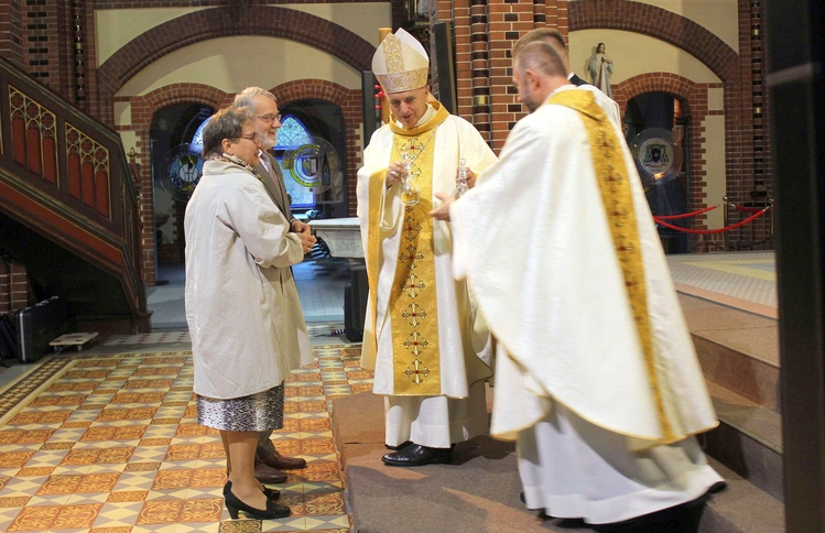 Bp Iwanecki: Jesteście znakiem dla świata, w którym podważa się znaczenie małżeństwa i rodziny