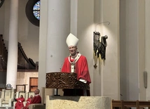 Abp Adrian Galbas w katowickiej katedrze