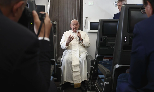 Franciszek podczas podróży z Azji