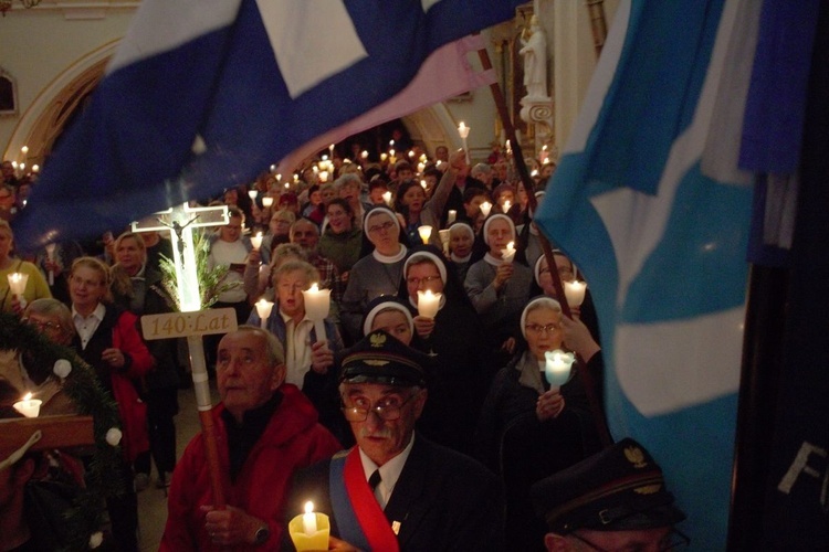 Nabożeństwo ze świecami na Górze Świętej Anny