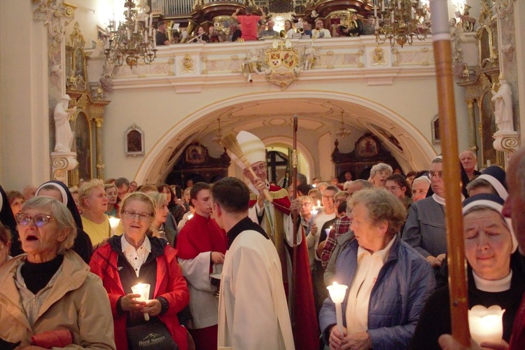 Nabożeństwo ze świecami na Górze Świętej Anny