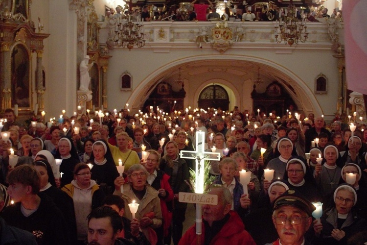 Nabożeństwo ze świecami na Górze Świętej Anny