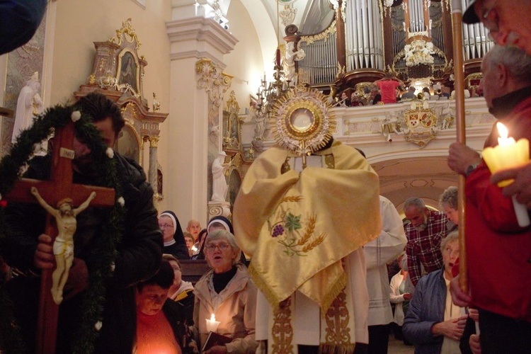 Nabożeństwo ze świecami na Górze Świętej Anny