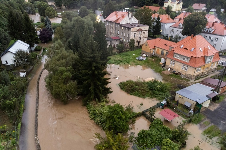 Wezbrana rzeka Kaczawa w Świerzawie, 14 bm