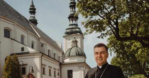 W katedrze łowickiej biskup Wojciech Osial przyjął wszystkie sakramenty.