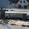 Fala powodziowa przechodzi przez region