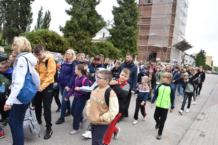 Pielgrzymka dzieci. Wyjście z Przasnysza