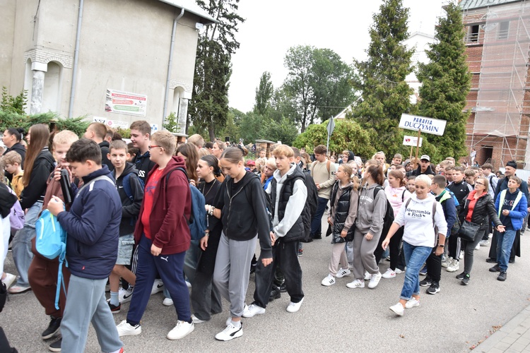 Pielgrzymka dzieci. Wyjście z Przasnysza