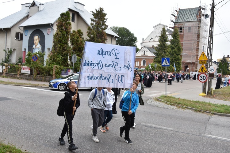 Pielgrzymka dzieci. Wyjście z Przasnysza