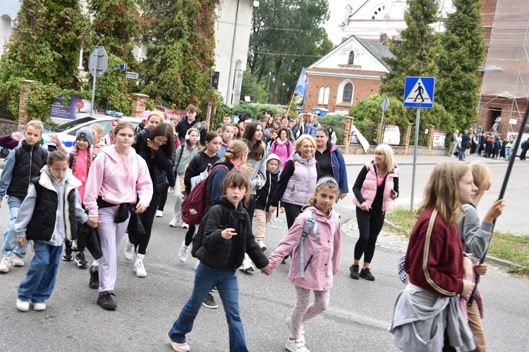 Pielgrzymka dzieci. Wyjście z Przasnysza