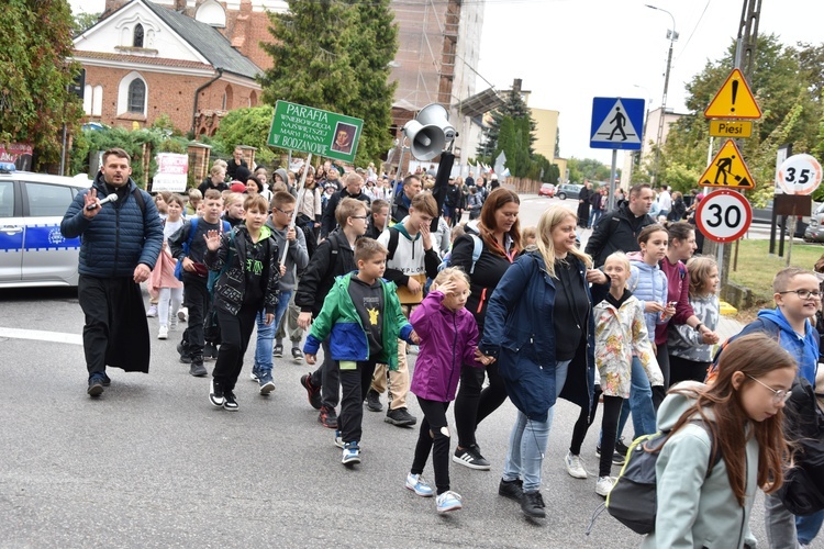 Pielgrzymka dzieci. Wyjście z Przasnysza