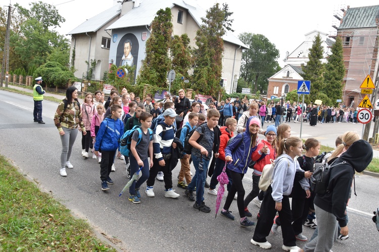 Pielgrzymka dzieci. Wyjście z Przasnysza