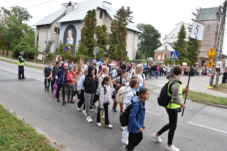 Pielgrzymka dzieci. Wyjście z Przasnysza