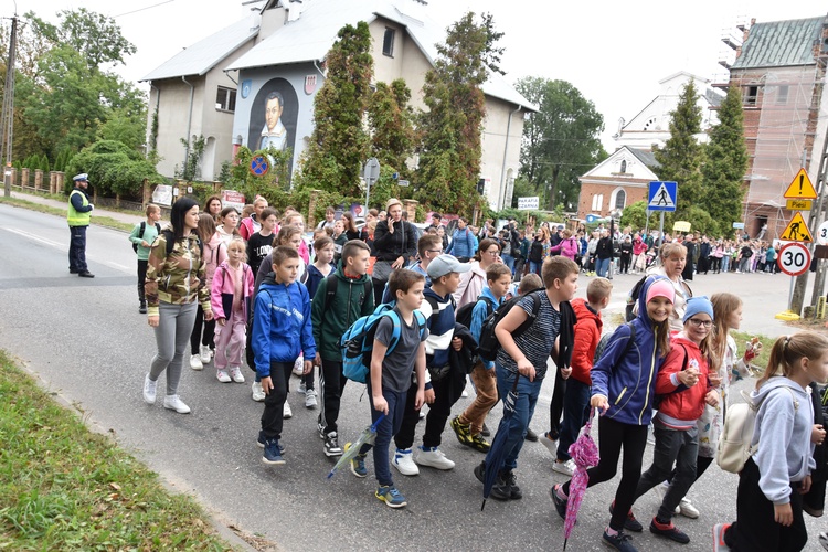 Pielgrzymka dzieci. Wyjście z Przasnysza