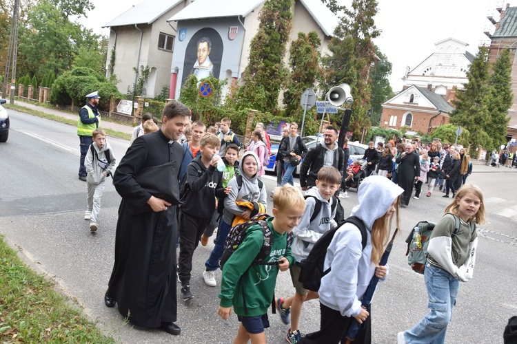 Pielgrzymka dzieci. Wyjście z Przasnysza