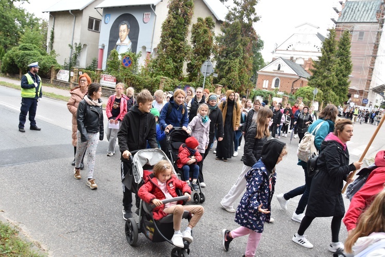 Pielgrzymka dzieci. Wyjście z Przasnysza