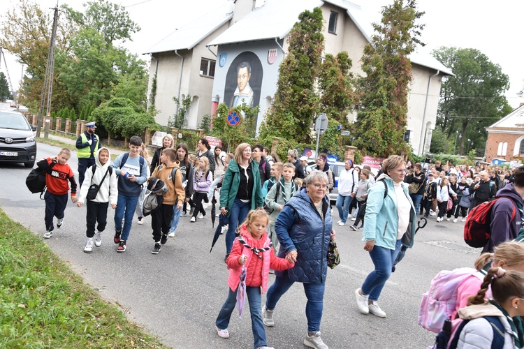 Pielgrzymka dzieci. Wyjście z Przasnysza