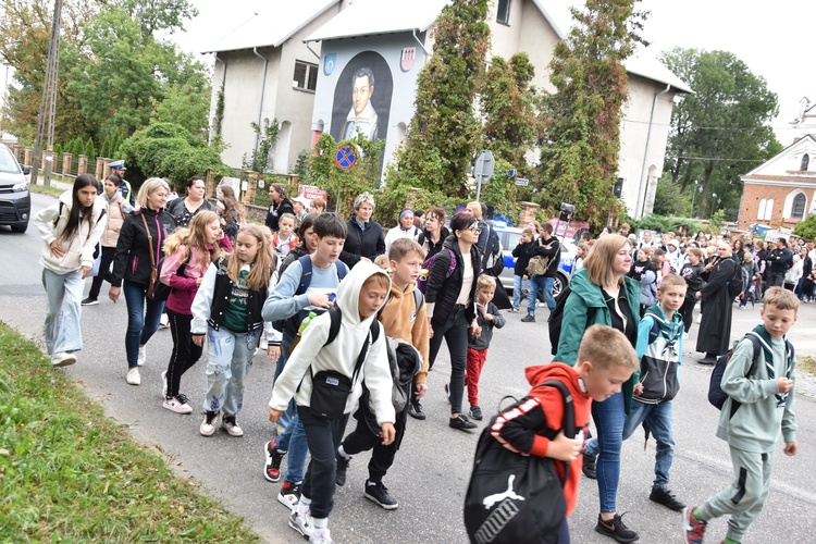 Pielgrzymka dzieci. Wyjście z Przasnysza