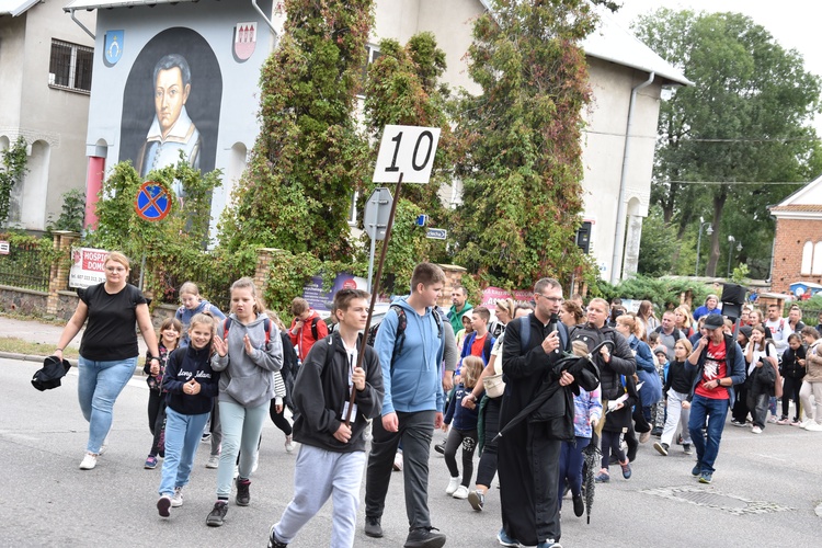 Pielgrzymka dzieci. Wyjście z Przasnysza