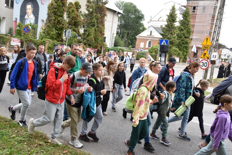 Pielgrzymka dzieci. Wyjście z Przasnysza