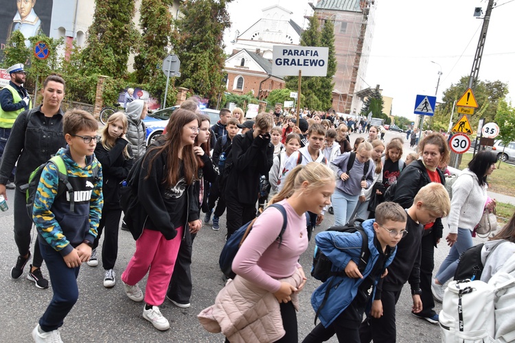 Pielgrzymka dzieci. Wyjście z Przasnysza