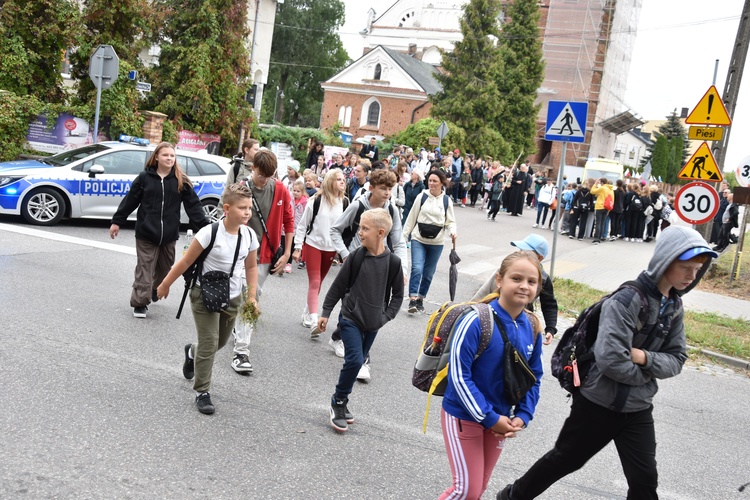 Pielgrzymka dzieci. Wyjście z Przasnysza