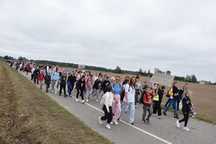 Pielgrzymka dzieci. W drodze do Rostkowa