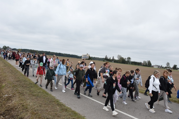 Pielgrzymka dzieci. W drodze do Rostkowa