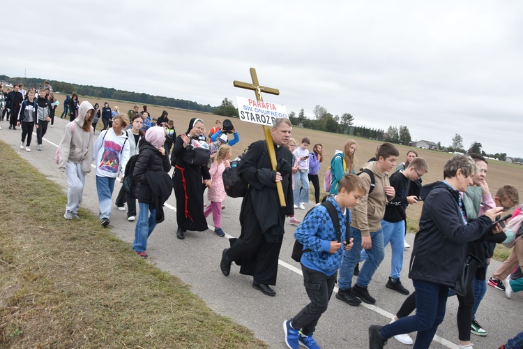 Pielgrzymka dzieci. W drodze do Rostkowa