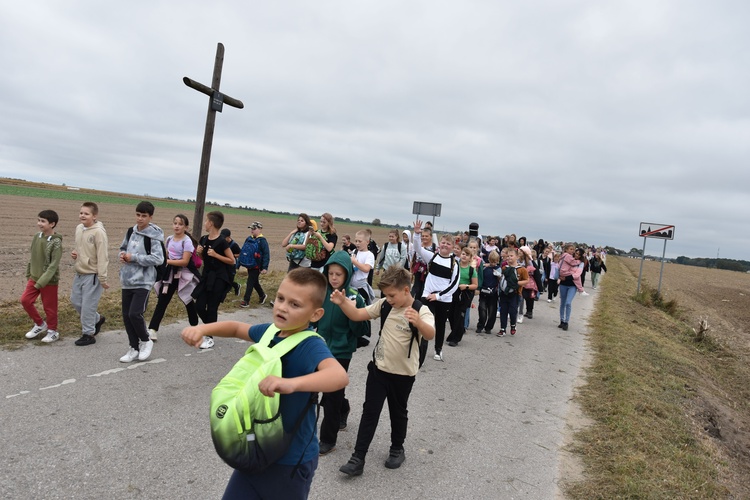 Pielgrzymka dzieci. W drodze do Rostkowa