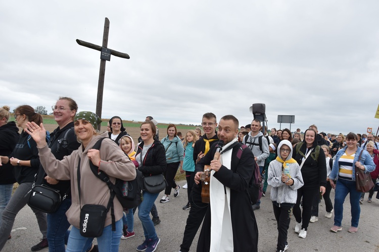 Pielgrzymka dzieci. W drodze do Rostkowa