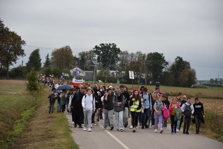 Pielgrzymka dzieci. W drodze do Rostkowa