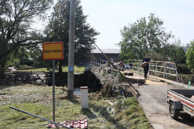 Zniszczenia po powodzi. Opawica, Lenarcice, Krasne Pole, Chomiąża