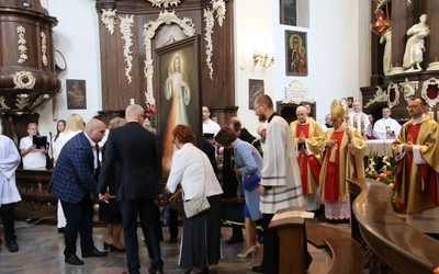 Powitanie obrazu Jezusa Miłosiernego w kościele świętojańskim.