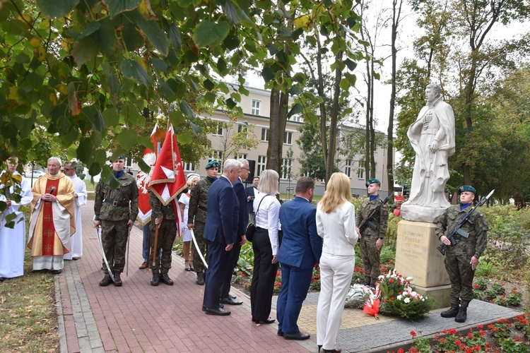 Przy pomniku patrona miasta złożono kwiaty i odmówiono modlitwę.